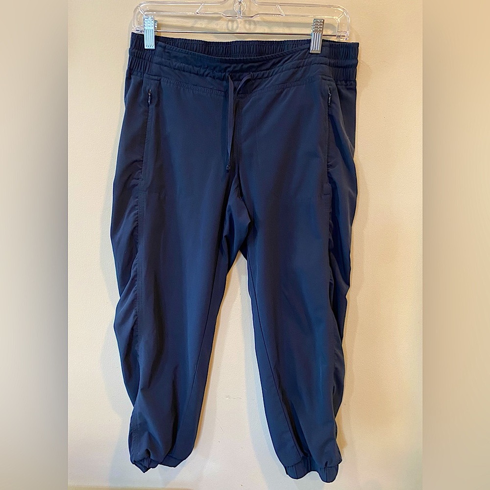 Athleta Cropped Pants- Size 6- excellent condition!